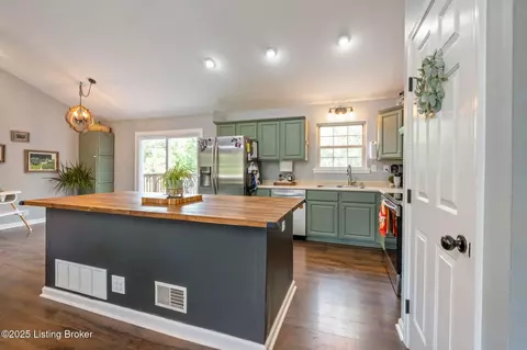 Kitchen - 128 Oakwood Cir, Pendleton, KY 40055 photo 5 of 6