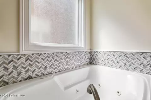 Bath - 7809 Springfarm Pointe Pl, Prospect, KY 40059 photo 5 of 10