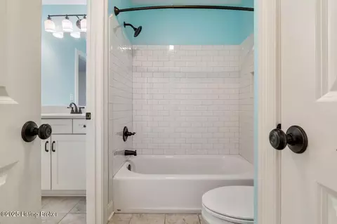 Bath - 7809 Springfarm Pointe Pl, Prospect, KY 40059 photo 8 of 10