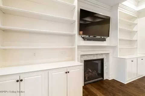 Living - 7809 Springfarm Pointe Pl, Prospect, KY 40059 photo 3 of 4