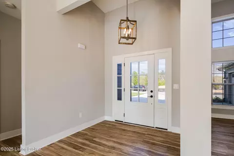 Entry Way - 3035 Masters Dr, Floyds Knobs, IN 47119 photo 4 of 13