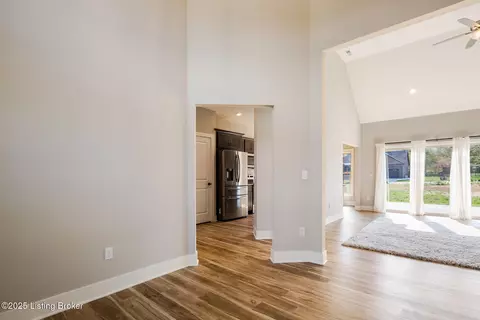 Entry Way - 3035 Masters Dr, Floyds Knobs, IN 47119 photo 2 of 13
