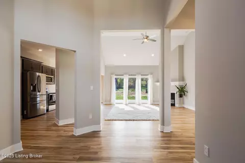 Entry Way - 3035 Masters Dr, Floyds Knobs, IN 47119 photo 3 of 13