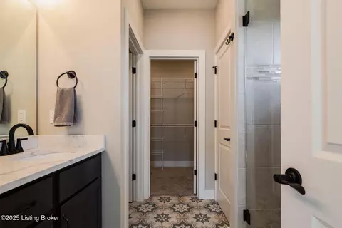 Entry Way - 3035 Masters Dr, Floyds Knobs, IN 47119 photo 10 of 13