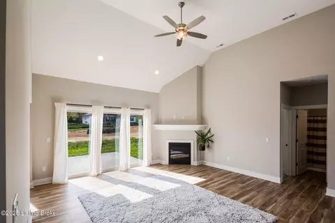 Living - 3035 Masters Dr, Floyds Knobs, IN 47119 photo 2 of 5