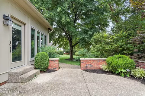 Exterior - 7404 Cedar Bluff Ct, Prospect, KY 40059 photo 6 of 20