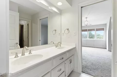 Bath - 7404 Cedar Bluff Ct, Prospect, KY 40059 photo 10 of 11