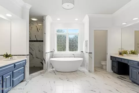 Bath - 7404 Cedar Bluff Ct, Prospect, KY 40059 photo 2 of 11