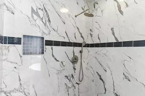 Bath - 7404 Cedar Bluff Ct, Prospect, KY 40059 photo 6 of 11