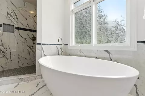 Bath - 7404 Cedar Bluff Ct, Prospect, KY 40059 photo 5 of 11