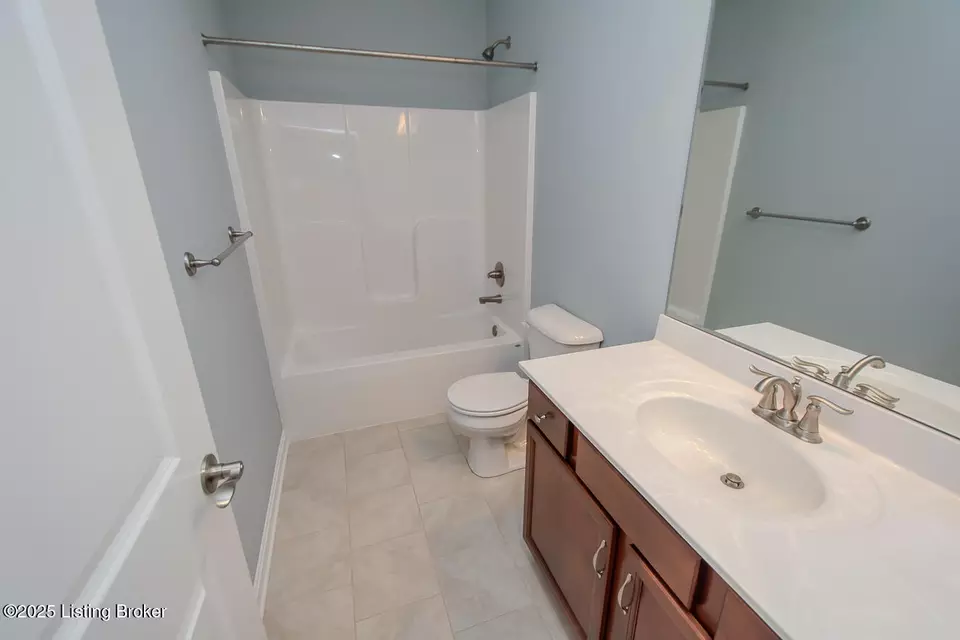 Bath - 4205 Calgary Way, Louisville, KY 40241 photo 8 of 9