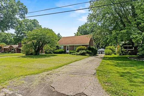 1715 Larkmoor Ln, Louisville, KY 40218