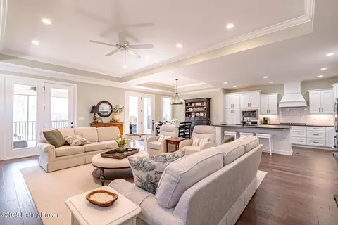 1934 Dressage Cir, Louisville, KY 40245