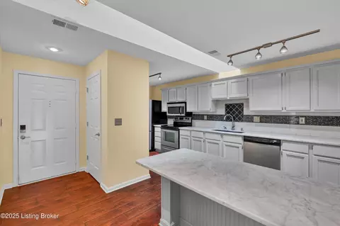 408 Forest Park Rd, Louisville, KY 40223