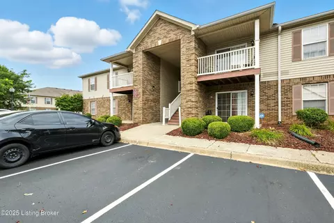 7802 Alfred Schlatter Dr #6, Louisville, KY 40214