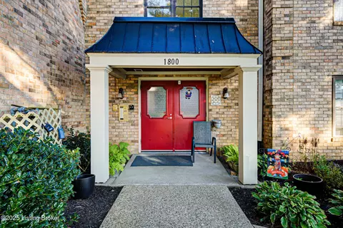 1800 Manor House Dr #207, Louisville, KY 40220