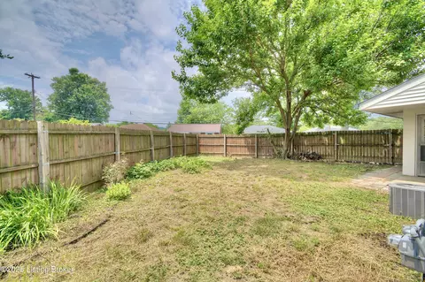 Exterior - 693 Peach Tree Ln, Erlanger, KY 41018 photo 3 of 5