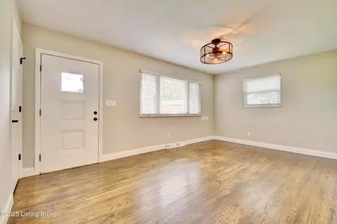 Living - 693 Peach Tree Ln, Erlanger, KY 41018 photo 3 of 3