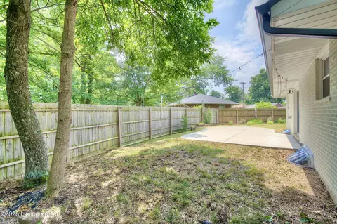 Exterior - 693 Peach Tree Ln, Erlanger, KY 41018 photo 4 of 5