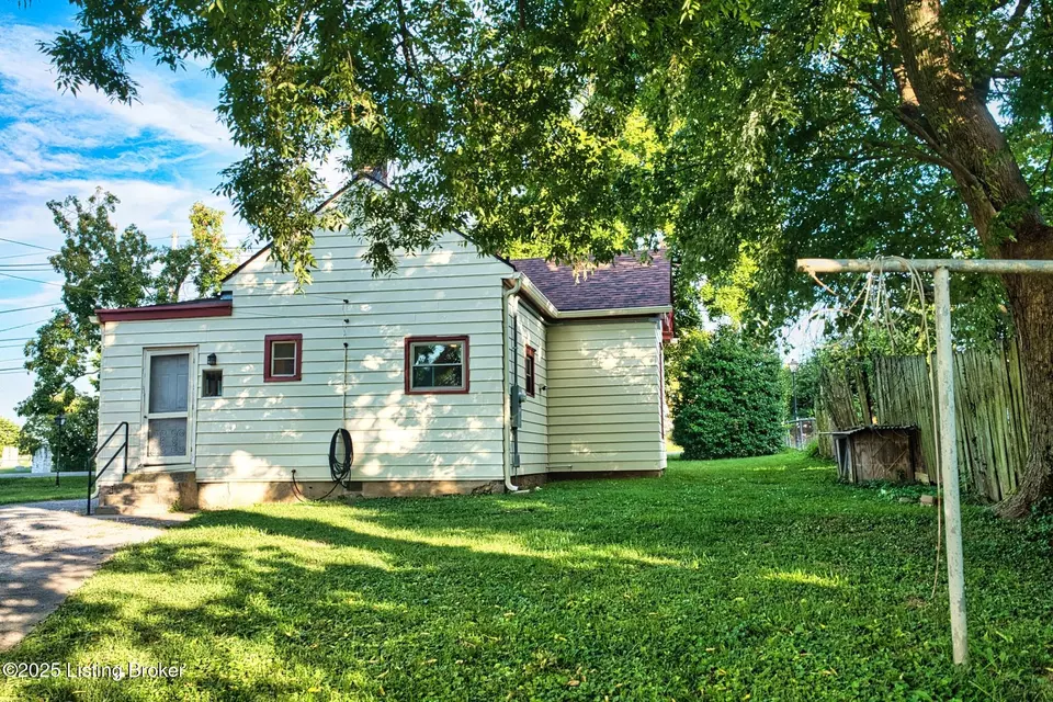 Exterior - 10219 Watterson Trl, Louisville, KY 40299 photo 5 of 8