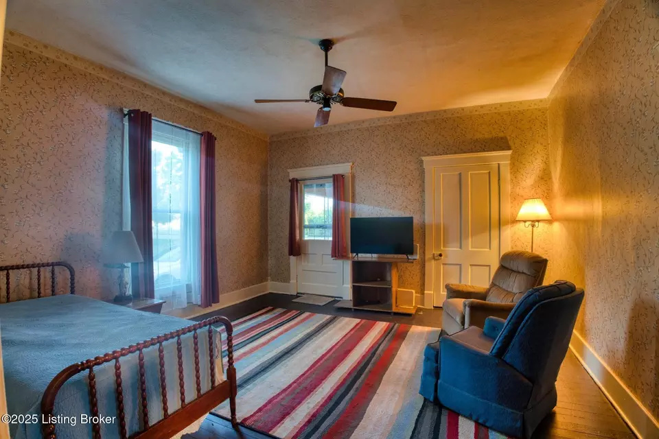 Bedroom - 10219 Watterson Trl, Louisville, KY 40299 photo 2 of 3