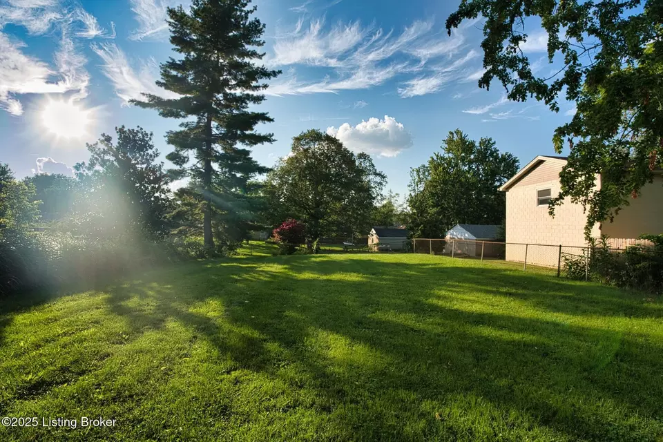 Exterior - 10219 Watterson Trl, Louisville, KY 40299 photo 8 of 8