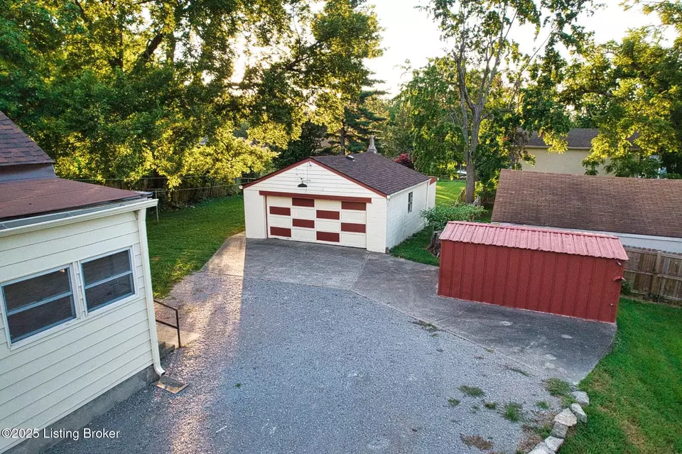 Exterior - 10219 Watterson Trl, Louisville, KY 40299 photo 4 of 8