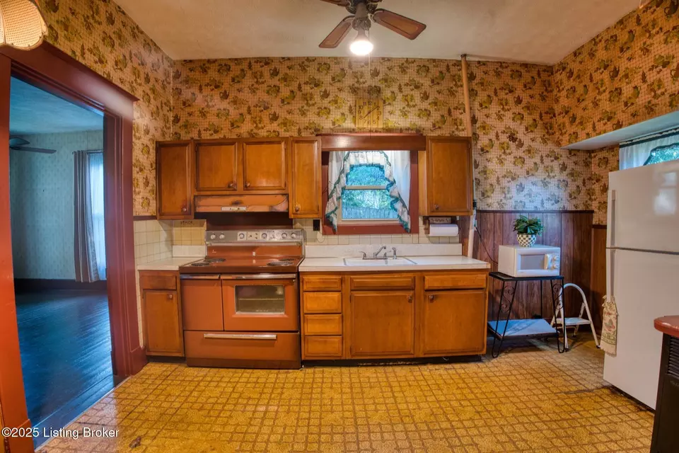 Kitchen - 10219 Watterson Trl, Louisville, KY 40299 photo 2 of 3