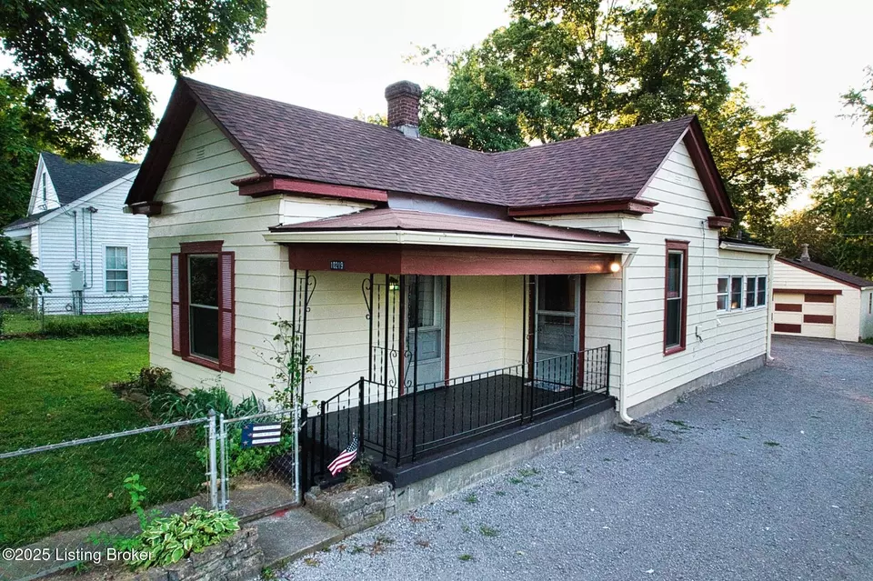 Exterior - 10219 Watterson Trl, Louisville, KY 40299 photo 7 of 8