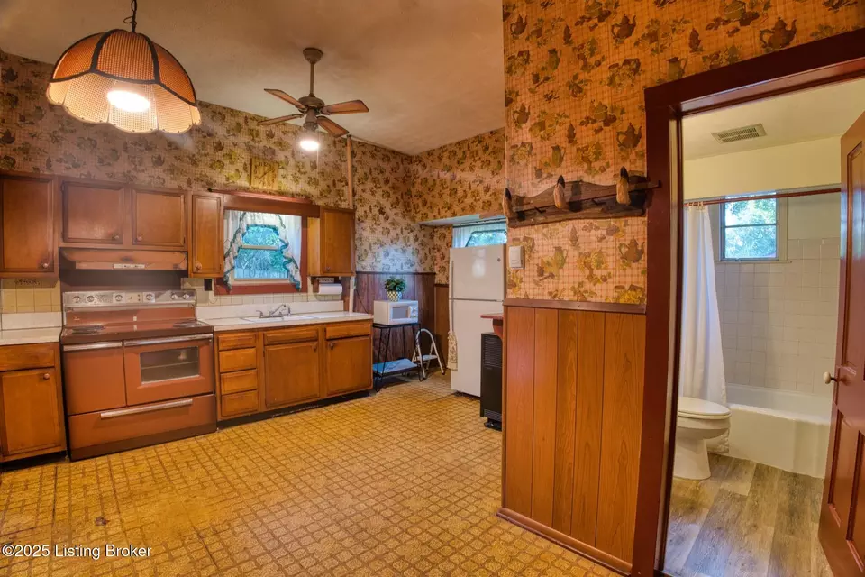 Kitchen - 10219 Watterson Trl, Louisville, KY 40299 photo 3 of 3