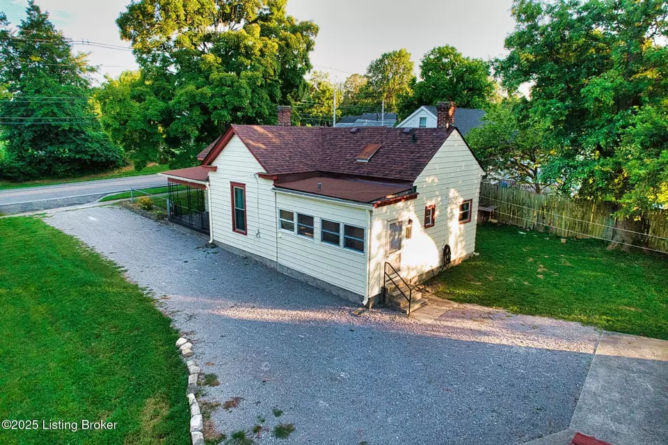 Exterior - 10219 Watterson Trl, Louisville, KY 40299 photo 3 of 8