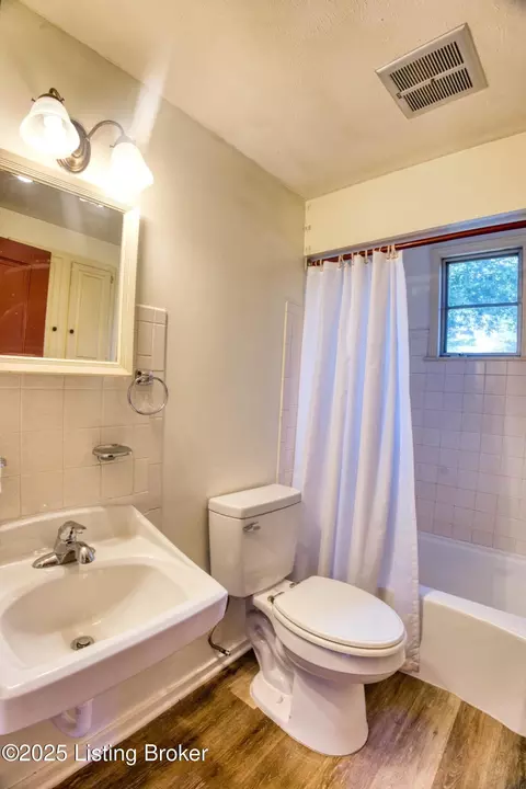 Bath - 10219 Watterson Trl, Louisville, KY 40299 photo 1 of 1