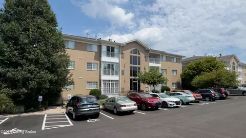 8503 Atrium Dr #103, Louisville, KY 40220