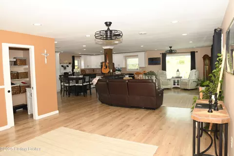 Entry Way - 4200 Raywick Rd, Raywick, KY 40060 photo 2 of 4