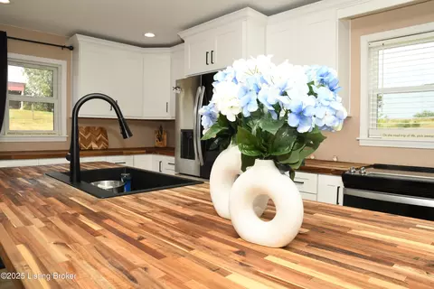 Kitchen - 4200 Raywick Rd, Raywick, KY 40060 photo 2 of 4