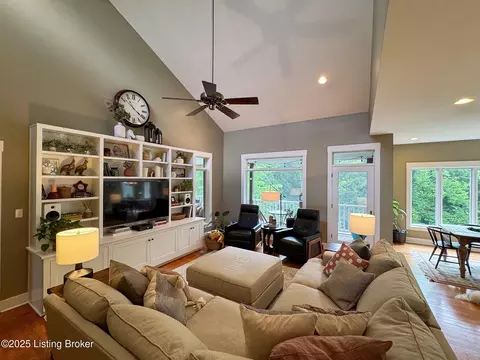 Living - 86 Silverview Ct, Smithfield, KY 40068 photo 2 of 11