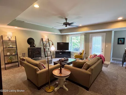 Living - 86 Silverview Ct, Smithfield, KY 40068 photo 7 of 11