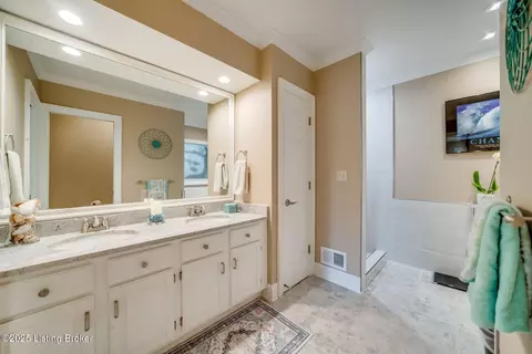 Bath - 8205 Harrods View Ct, Prospect, KY 40059 photo 2 of 7