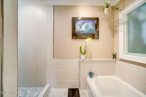 Bath - 8205 Harrods View Ct, Prospect, KY 40059 photo 3 of 7