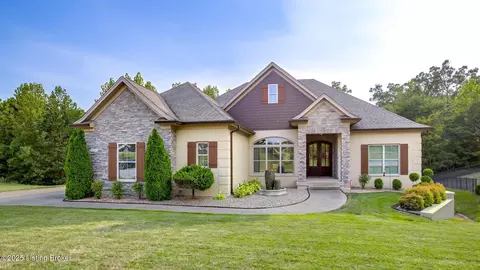8010 Wooded Ridge Dr, Louisville, KY 40214