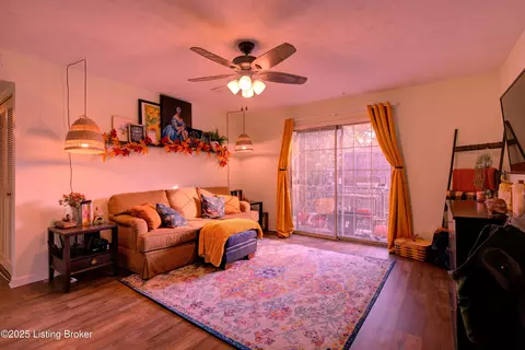 308 Chanel Ct #8, Louisville, KY 40218