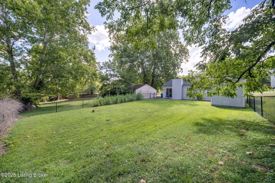 Exterior - 5512 Baywood Dr, Louisville, KY 40241 photo 7 of 10