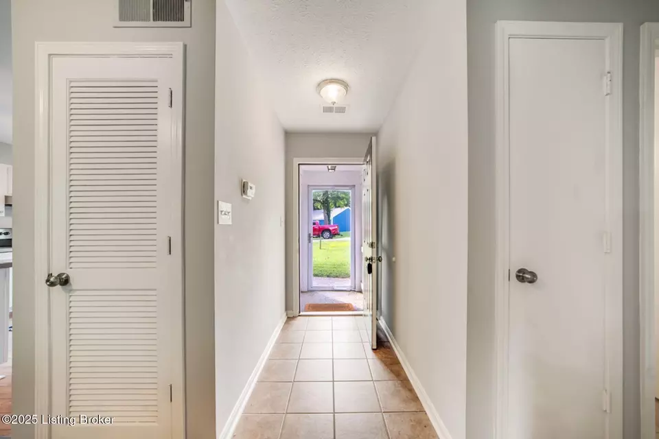 Entry Way - 5512 Baywood Dr, Louisville, KY 40241 photo 2 of 4