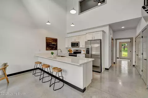 612 Burnett Ridge Rd, Louisville, KY 40243