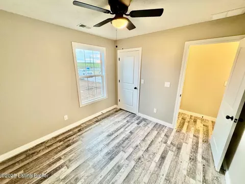 Bedroom - 1462 Old Perryville Loop, Springfield, KY 40069 photo 3 of 5