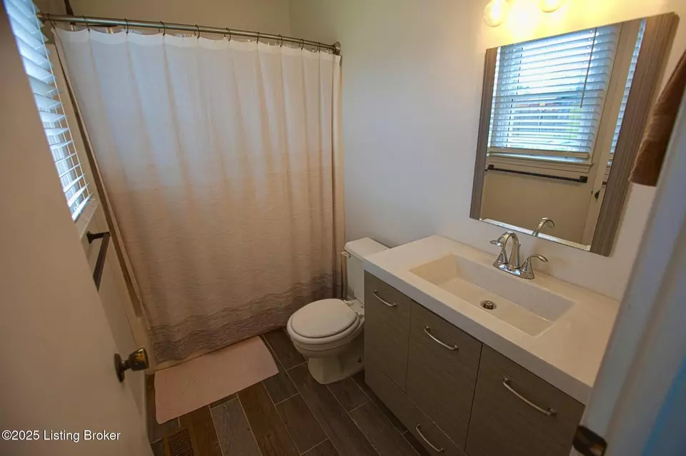 Bath - 2997 Old Nazareth Rd, Bardstown, KY 40004 photo 3 of 4