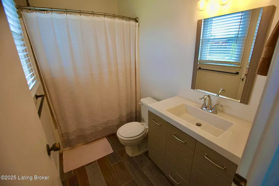 Bath - 2997 Old Nazareth Rd, Bardstown, KY 40004 photo 2 of 4