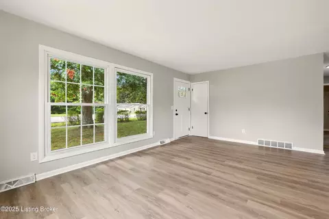 Living - 357 E Spring St, Radcliff, KY 40160 photo 4 of 4