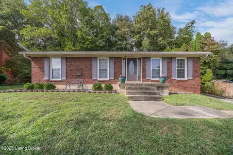 9002 Lyneve Dr, Louisville, KY 40272