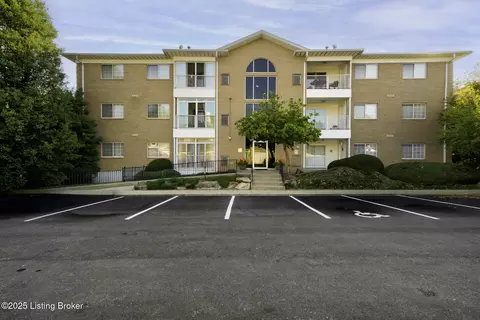 8503 Atrium Dr #104, Louisville, KY 40220